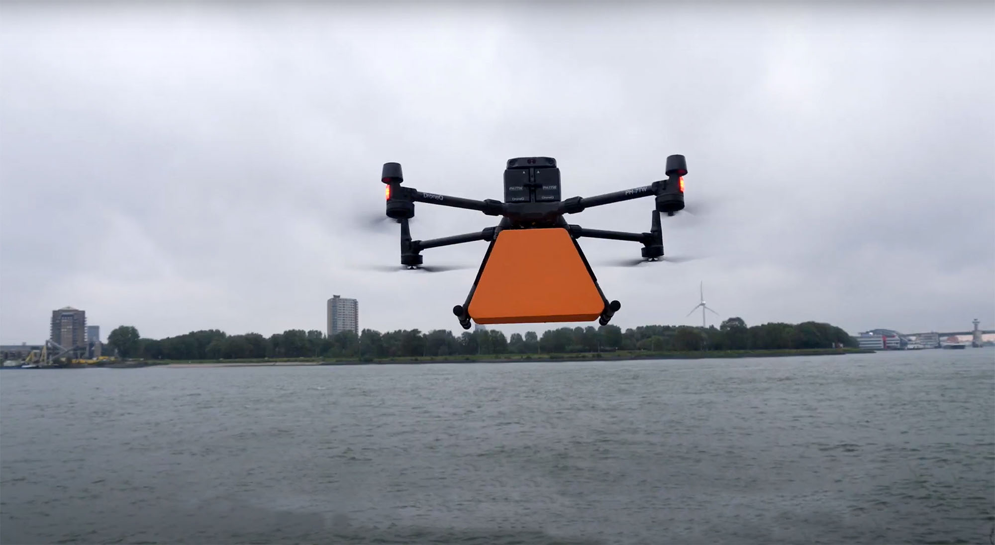 Drone-pakketlevering op binnenvaartschip in Rotterdamse haven