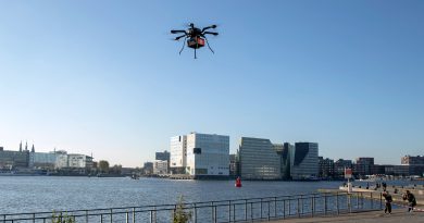 Dutch Drone Delta experimenteert met bezorgdrone | Drone vliegt maaltijd over het IJ